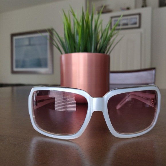 White Guess sunglasses